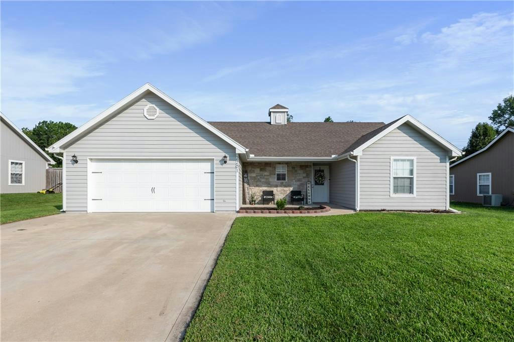 2201 E WILLOW POINT CIR, TONGANOXIE, KS 66086, photo 1 of 28