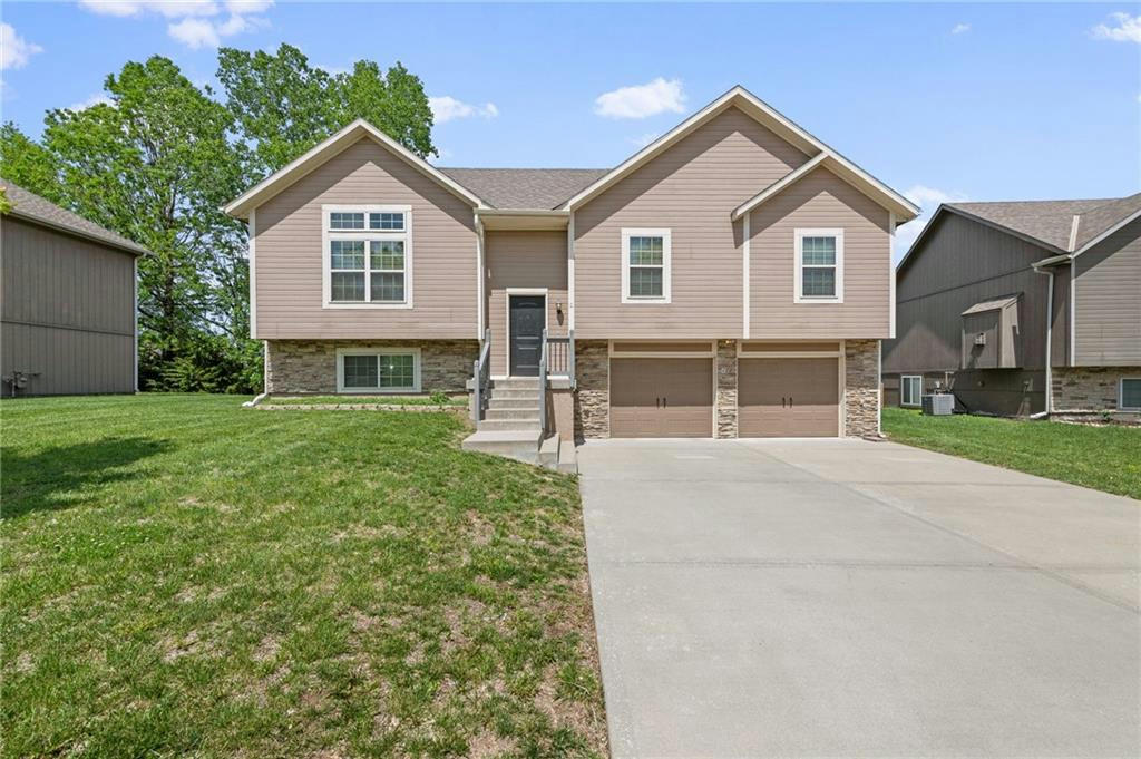 418 WILTSHIRE DR, RAYMORE, MO 64083, photo 1 of 38